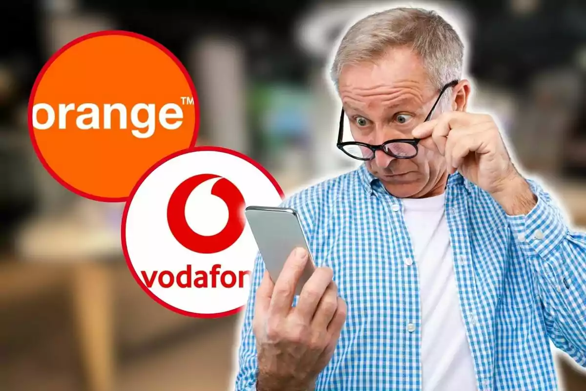 Hombre mayor mirando su teléfono móvil con logotipos de Orange y Vodafone en el fondo.