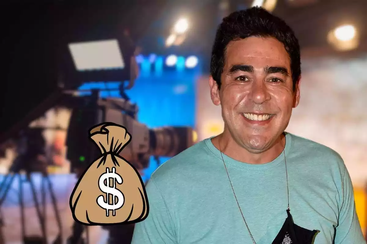Montaje de Pablo Chiapella sonriendo con ropa casual sobre un fondo de un plató de televisión y un saco de dinero al lado