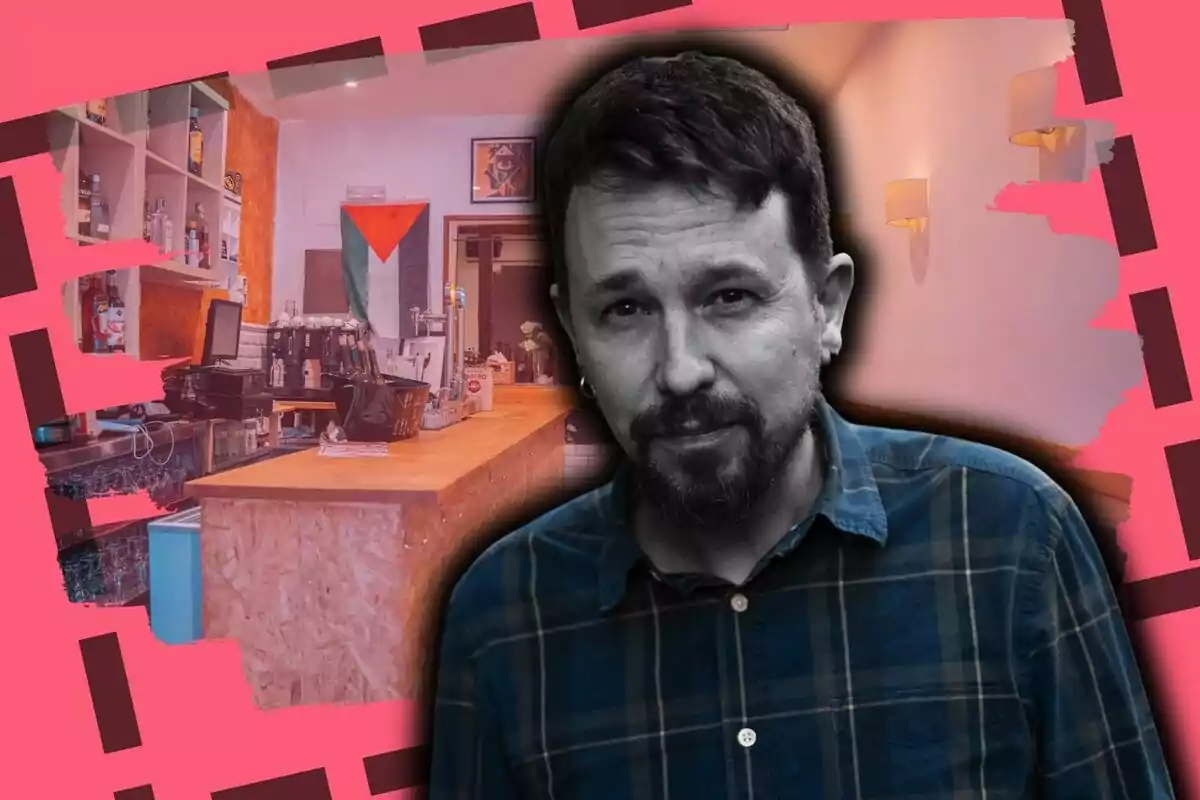 Un hombre con barba y camisa a cuadros aparece en primer plano en blanco y negro, mientras que de fondo se ve un bar con una bandera en la pared y un diseño gráfico en tonos rosados.