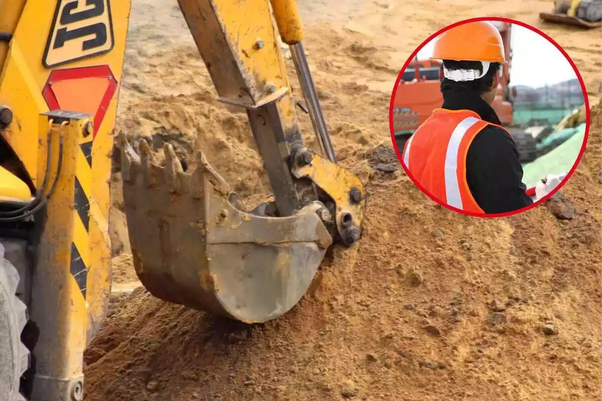 Montaje de una pala de una excavadora en la tierra y un trabajador con casco naranja