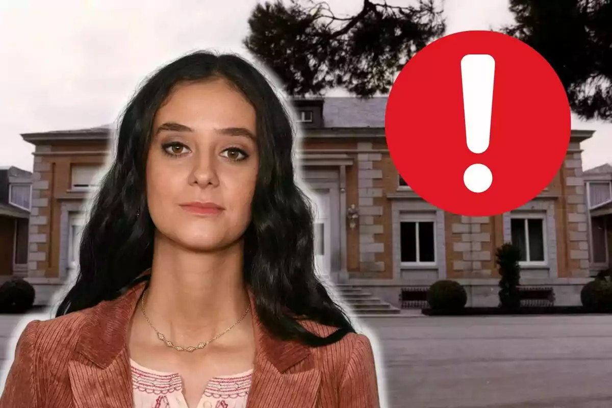 Victoria Federica frente a una casa con un signo de exclamación rojo a la derecha.