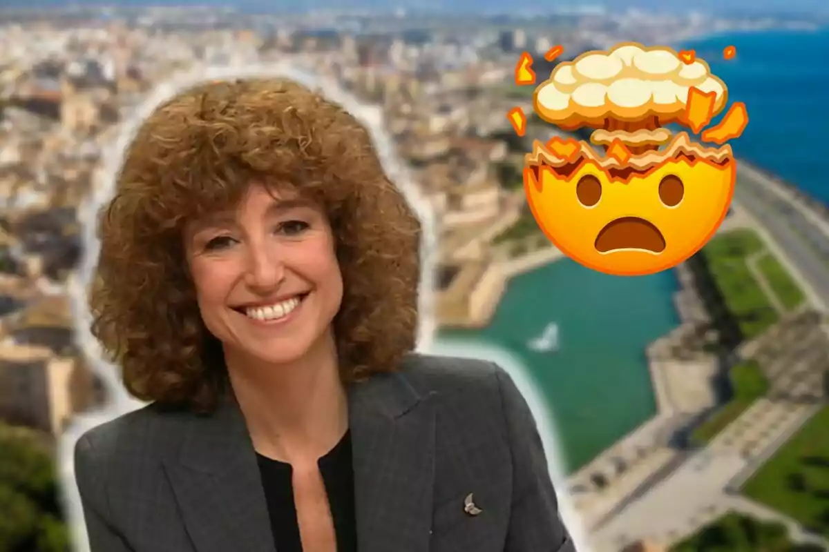 Agnès Marquès sonriente con cabello rizado y un emoji de cabeza explotando sobre un fondo urbano.