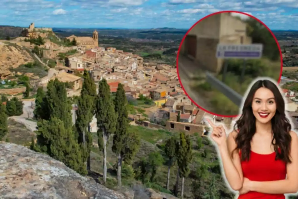 Una mujer sonriente señala un cartel borroso en un paisaje de un pueblo con árboles y una iglesia al fondo.