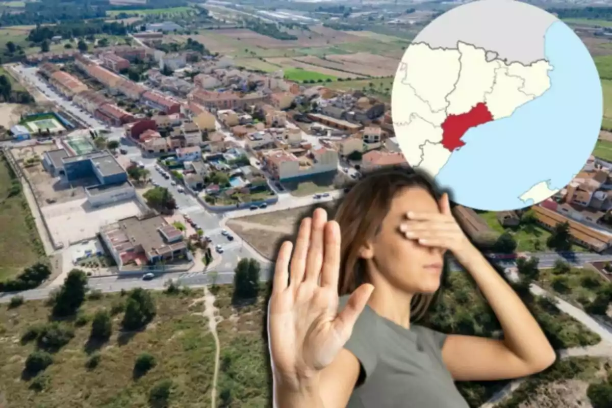 Una mujer con la mano levantada y los ojos cubiertos aparece sobre una vista aérea de un pueblo, con un mapa en la esquina superior derecha que destaca una región en rojo.