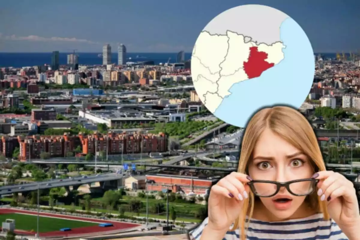 Una mujer con expresión de sorpresa sostiene sus gafas frente a una vista panorámica de una ciudad con un mapa en la esquina superior derecha.