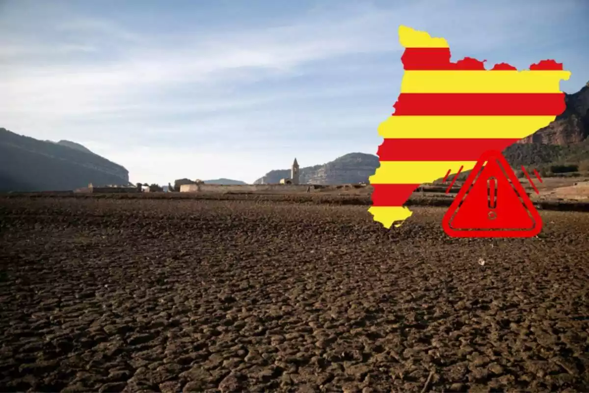 Montaje del pantano de Sau seco, la silueta de Cataluña con su bandera y una señal de alarma