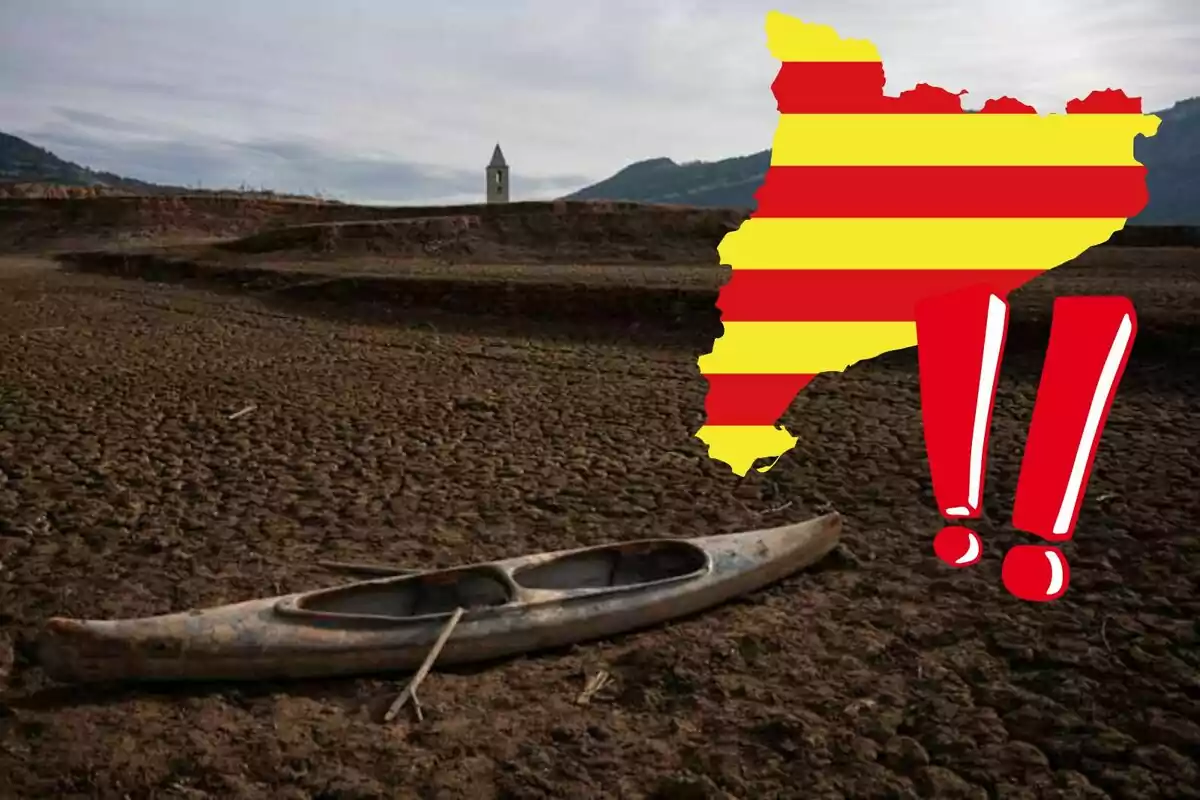 Una canoa abandonada en un terreno seco con una torre al fondo y un mapa de Cataluña con signos de exclamación rojos superpuestos.