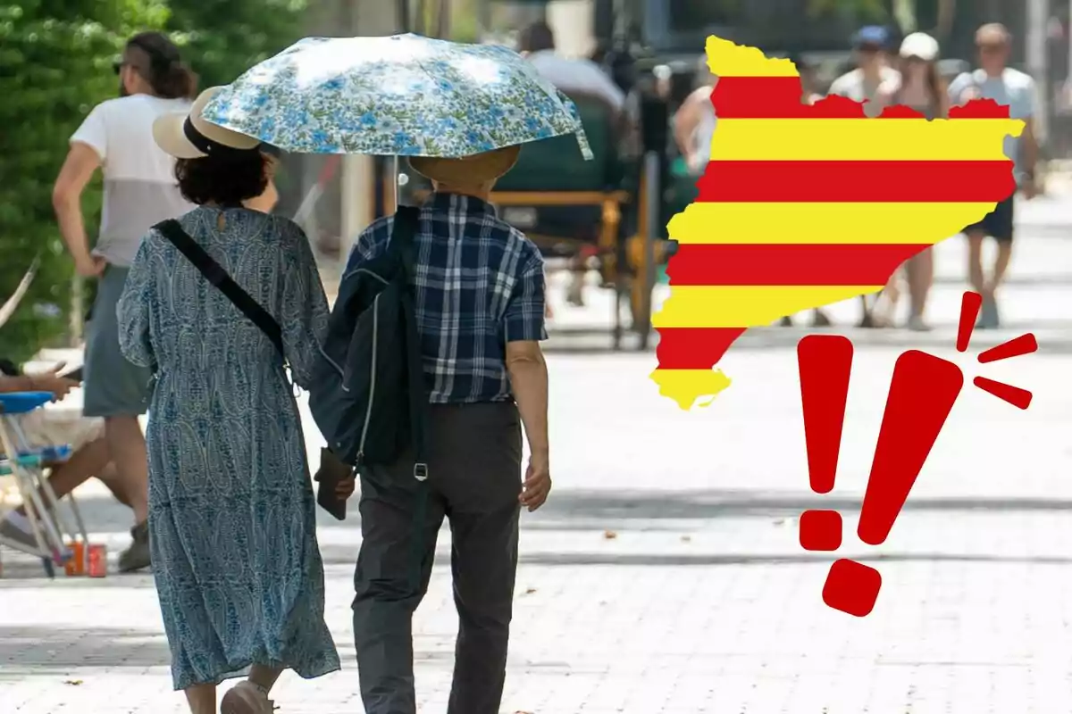 Una pareja camina por la calle bajo una sombrilla, mientras en la esquina de la imagen aparece un mapa de Cataluña con signos de exclamación rojos.