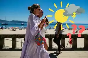 Personas caminando en la playa con un dibujo de sol, nubes y signos de interrogación.
