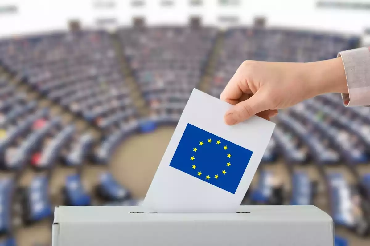 Montaje urna de voto con la bandera de la Unión Europea y el Parlamento Europeo