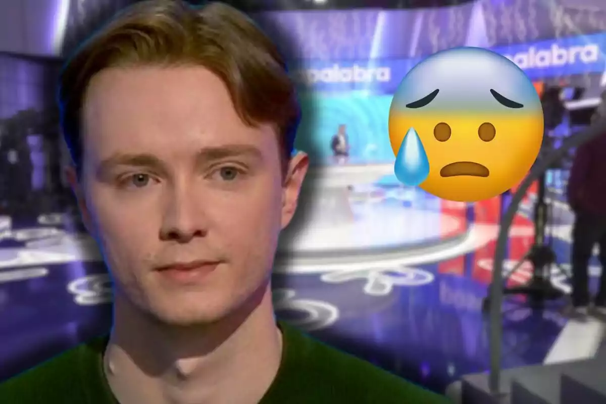 Manu de expresión seria aparece en primer plano con un gran emoji de cara triste y una lágrima sobre un fondo de estudio de televisión desenfocado.