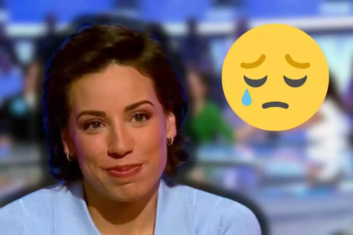 Rosa con expresión seria y un emoji de carita triste con lágrima sobre un fondo borroso