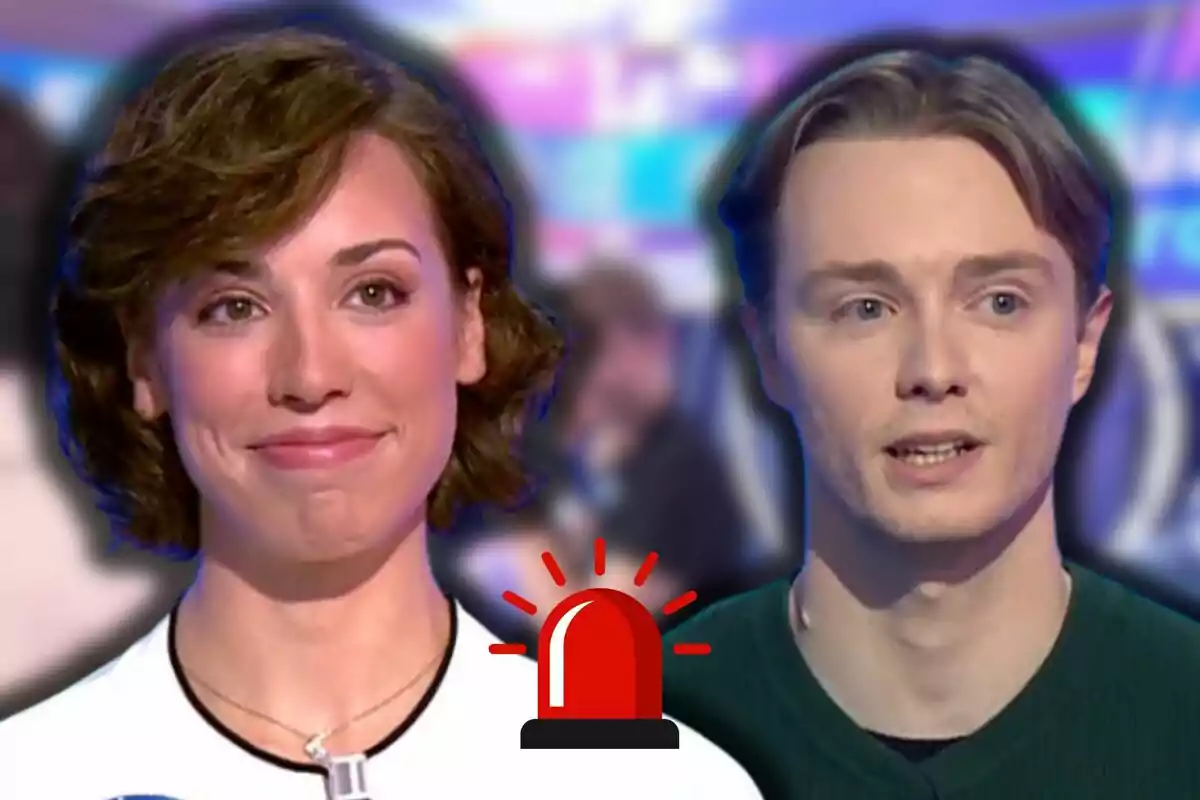 Rosa y Manu en un programa de televisión con un ícono de alarma roja en el centro.