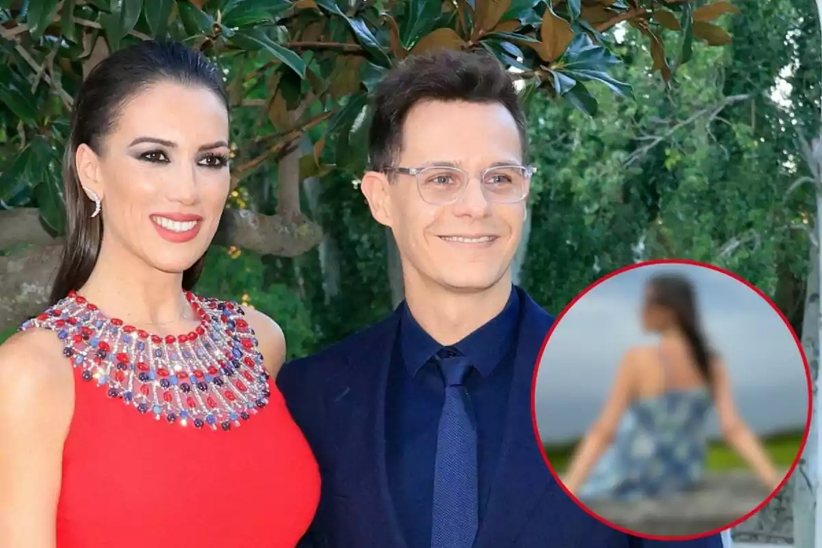 Patricia Pardo y Christian Gálvez sonriente posando al aire libre, con un recuadro que muestra una imagen borrosa de una mujer de espaldas.