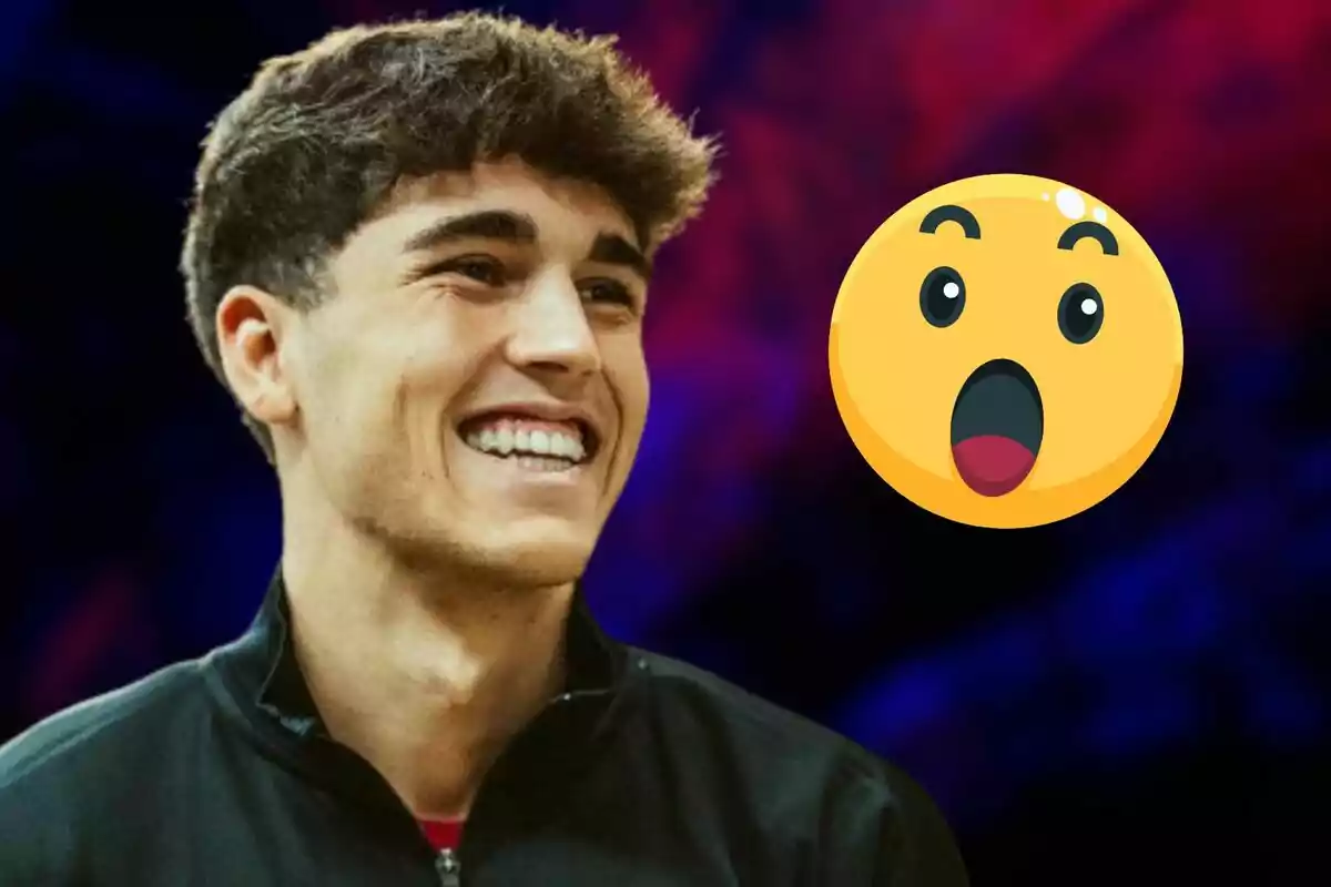 Un joven sonriendo con un emoji sorprendido al lado sobre un fondo oscuro.