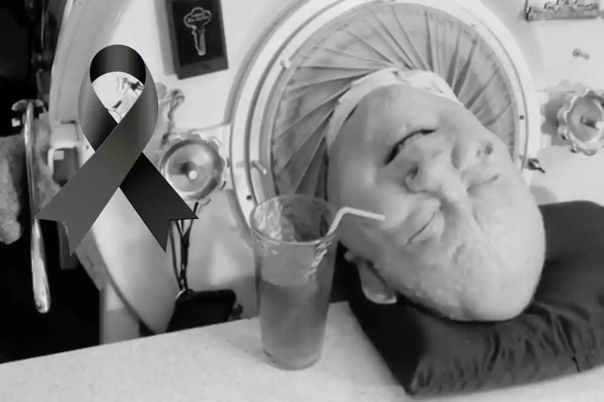 Montaje en blanco y negro de Paul Alexander dentro del pulmón de acero con un vaso y una pajita al lado y un lazo negro