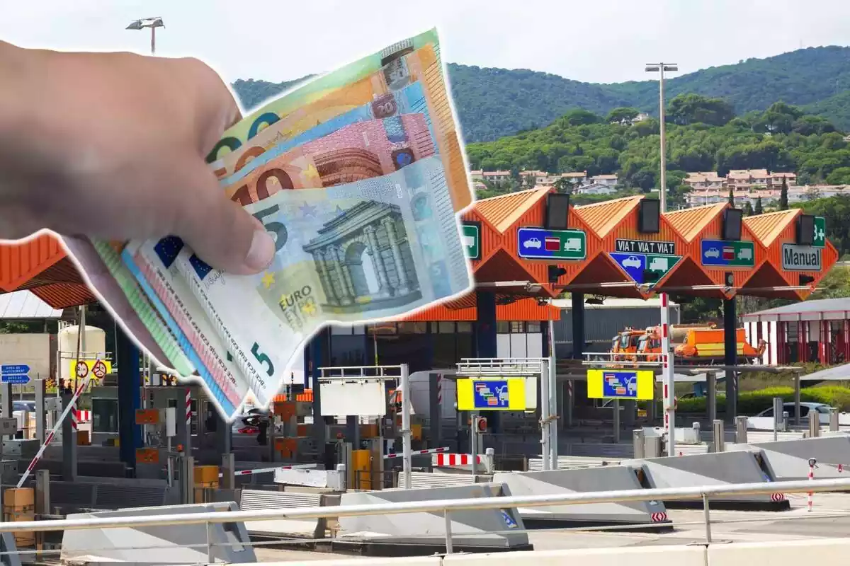 Montaje con unos peajes en la autopista y una mano sujetando varios billetes de euro