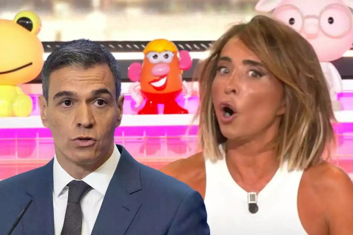 Pedro Sánchez y María Patiño en un programa de televisión con juguetes de fondo.