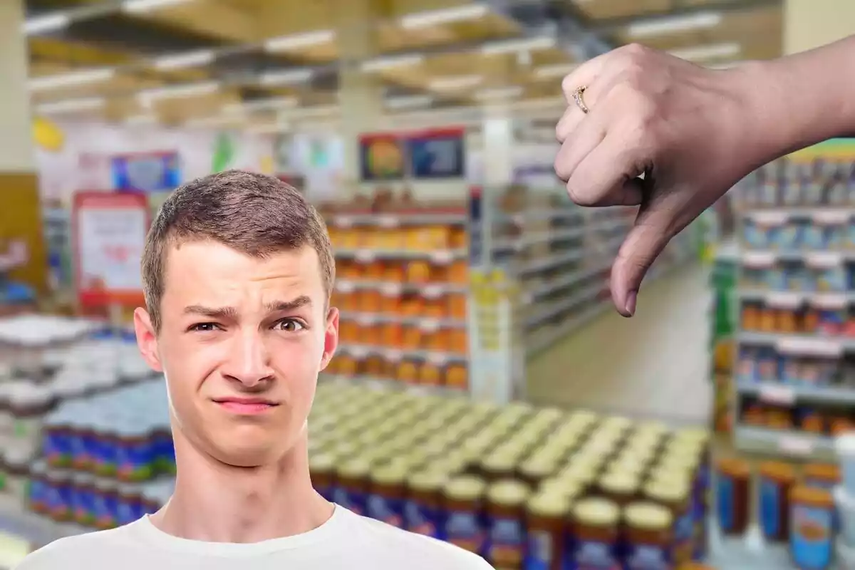 Montaje de chico con cara de desagrado sobre fondo borroso de supermercado y una mano enseñando el pulgar hacia abajo