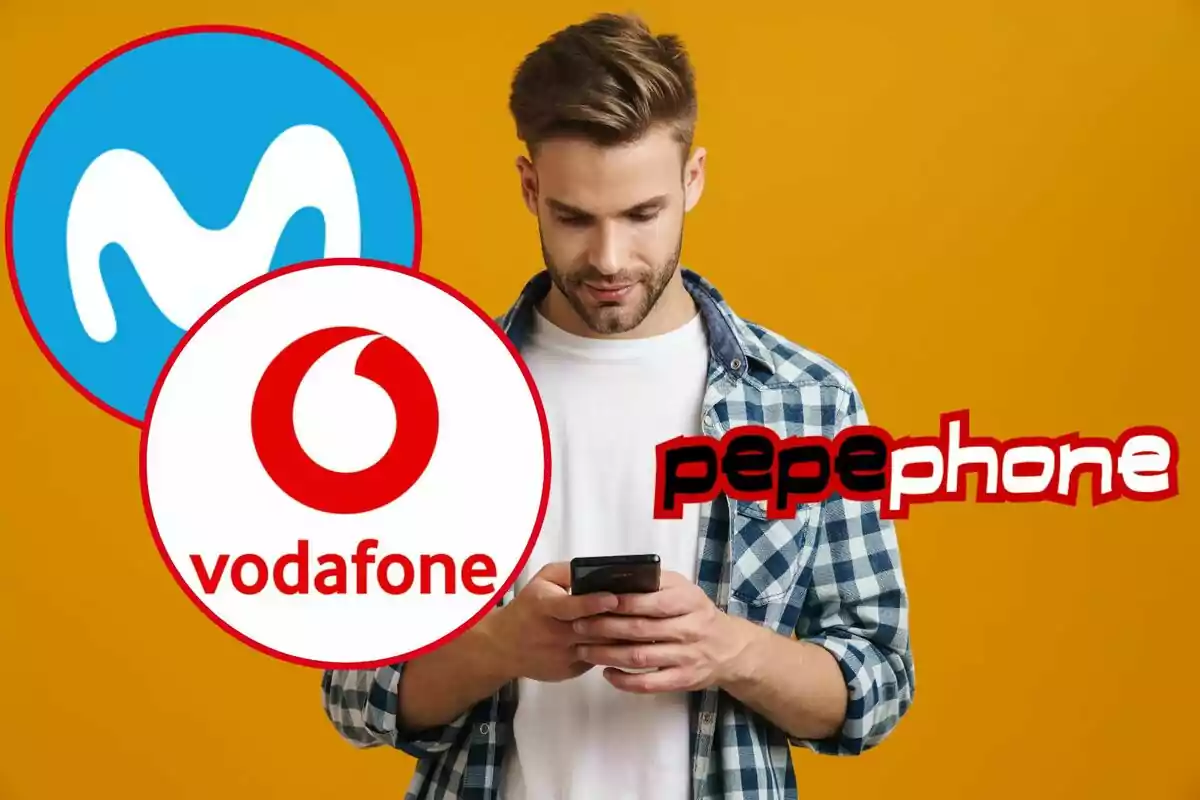 Hombre mirando su teléfono móvil con logotipos de Movistar, Vodafone y Pepephone sobre un fondo naranja. Hombre mirando su teléfono móvil con logotipos de Movistar, Vodafone y Pepephone sobre un fondo naranja.
