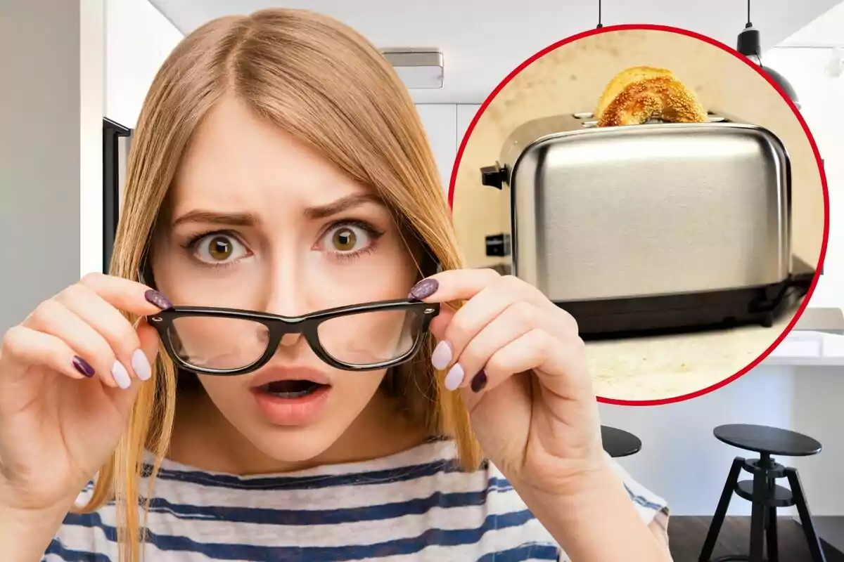 Una mujer con expresión de sorpresa se ajusta las gafas mientras observa un tostador con una rebanada de pan en una cocina moderna.