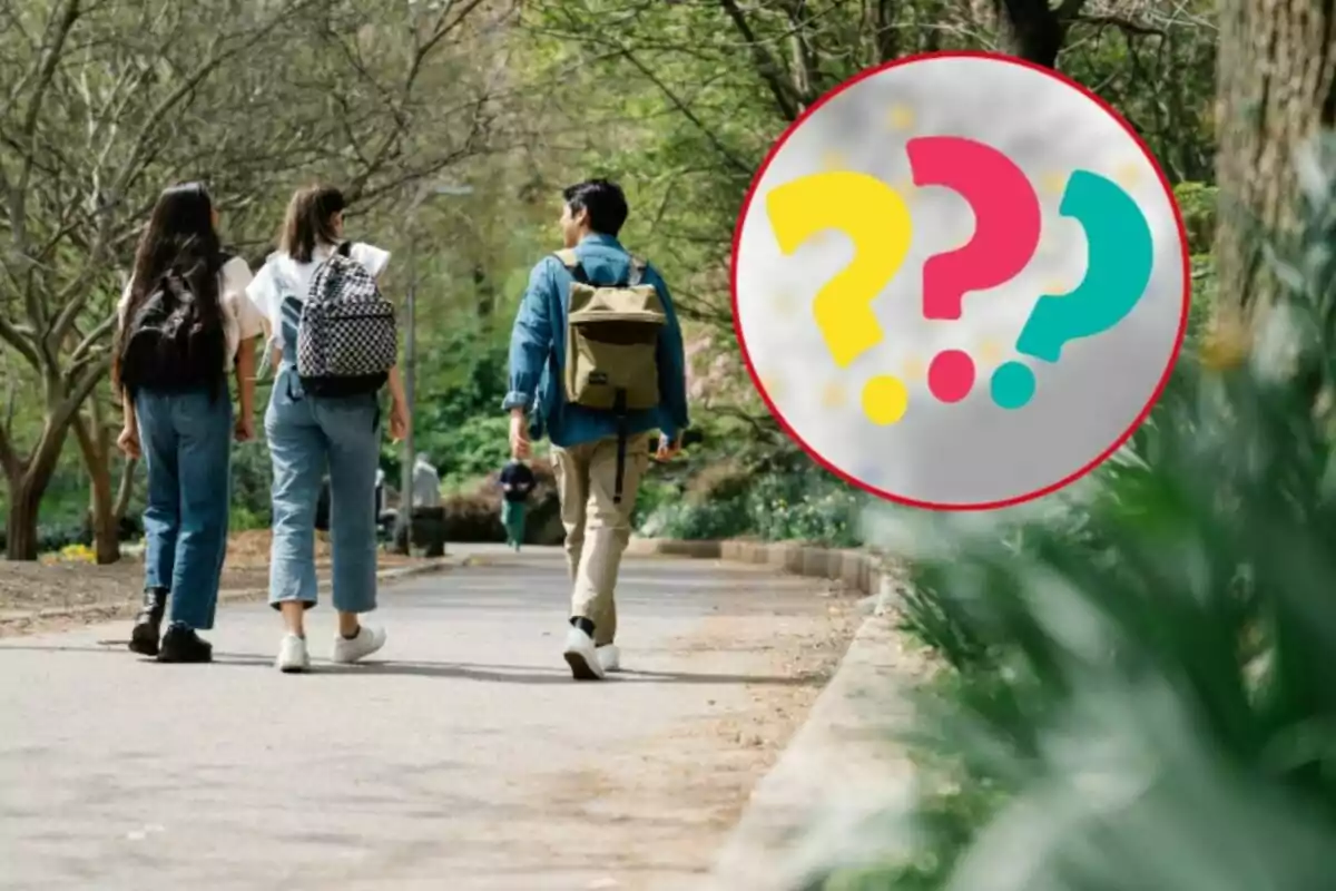 Tres personas con mochilas caminando por un sendero en un parque, con un círculo que contiene signos de interrogación de colores en la esquina derecha de la imagen.