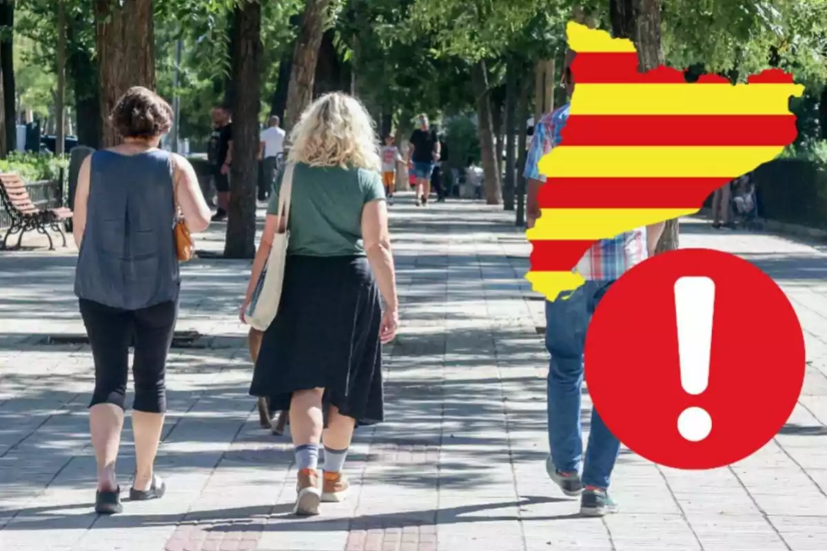 Tres personas caminando por una acera arbolada con un símbolo de advertencia y un mapa de Cataluña en primer plano.