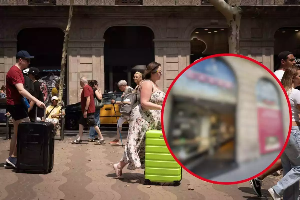 Montaje del centro de Barcelona con gente con maletas y una tienda Casas desenfocada