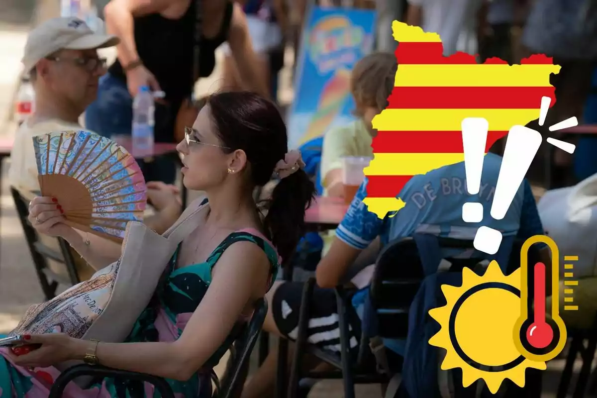 Una mujer se abanica mientras está sentada en una terraza, con un mapa de Cataluña y símbolos de calor superpuestos en la imagen.