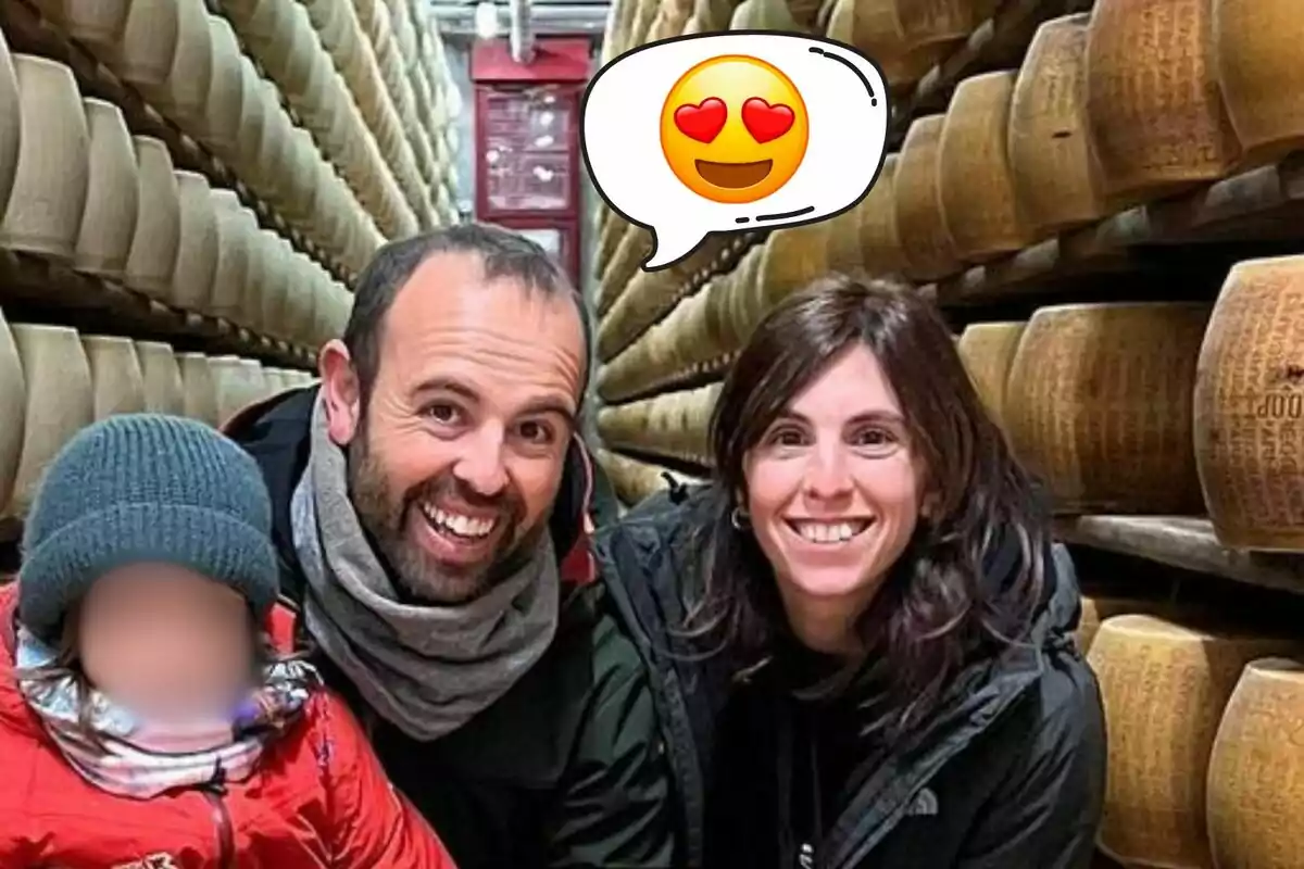 Peyu, Mireia Colonques y su hija sonriente posa en un almacén de quesos con un emoji de ojos de corazón sobre ellos.