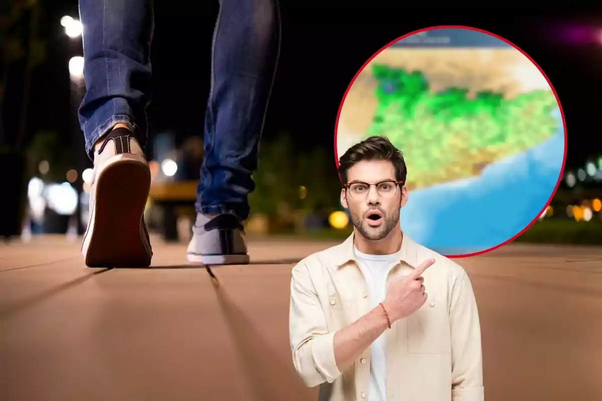 Un hombre sorprendido señala hacia una imagen borrosa de un mapa, mientras en el fondo se ven los pies de una persona caminando por una calle iluminada de noche.