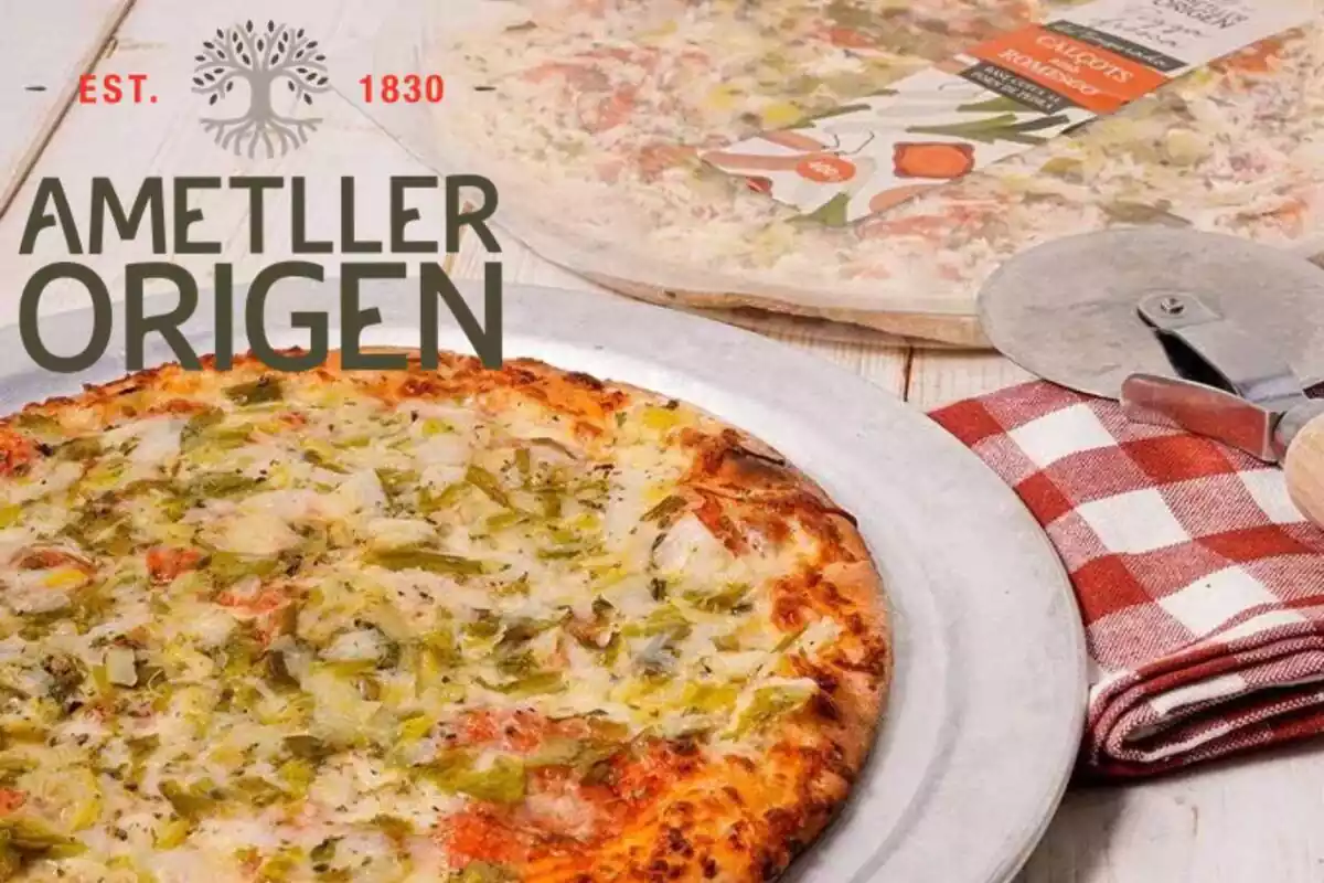 Montaje con una pizza de calçot y romesco de Ametller Origen y el logo de la empresa