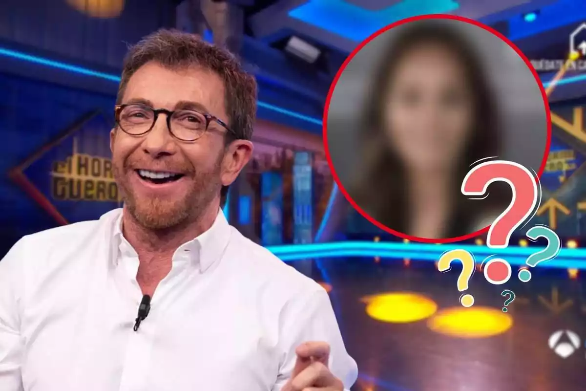 Montaje con el plató de 'El Hormiguero' al fondo, Pablo Motos riendo, un personaje difuminado y unos interrogantes