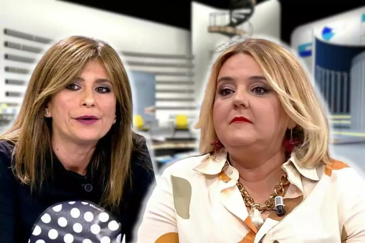 Gema López y Pilar Vidal en un estudio de televisión, una con cabello castaño y la otra con cabello rubio, ambas mirando hacia adelante.