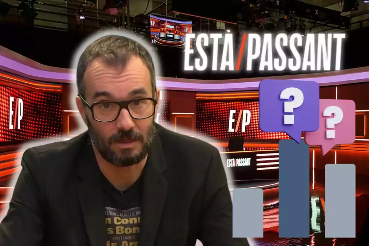 Jair Domínguez con gafas y barba aparece en primer plano, con un fondo de un set de televisión que muestra el título "ESTÀ PASSANT" y el logotipo "E/P", junto a gráficos de burbujas de diálogo con signos de interrogación.