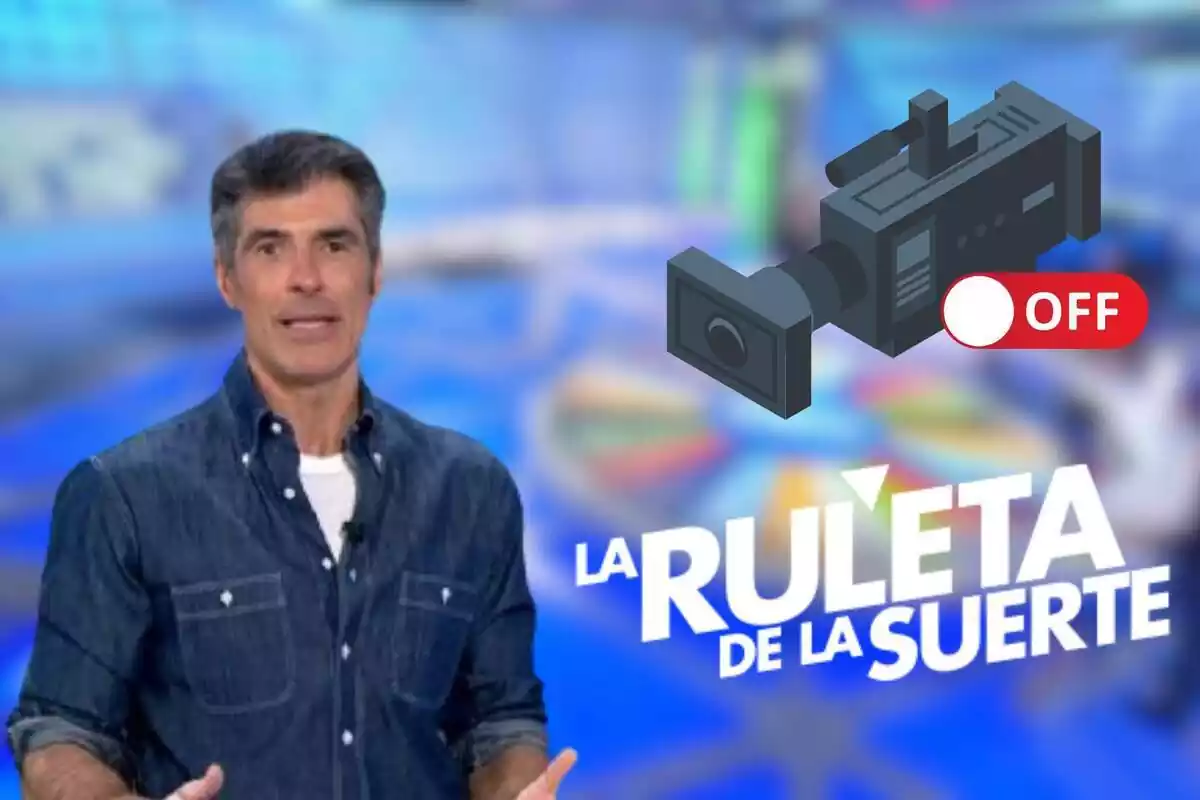 Montaje del plató de 'La Ruleta de la Suerte', Jorge Fernández con una camisa vaquera, una cámara y el botón de off y el logo del programa