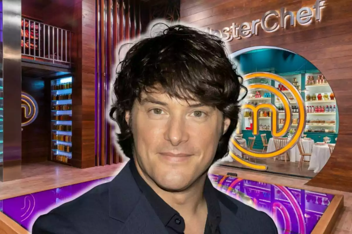 Jordi Cruz con cabello oscuro y una chaqueta negra está frente a un fondo que muestra el logo de MasterChef y una cocina moderna.