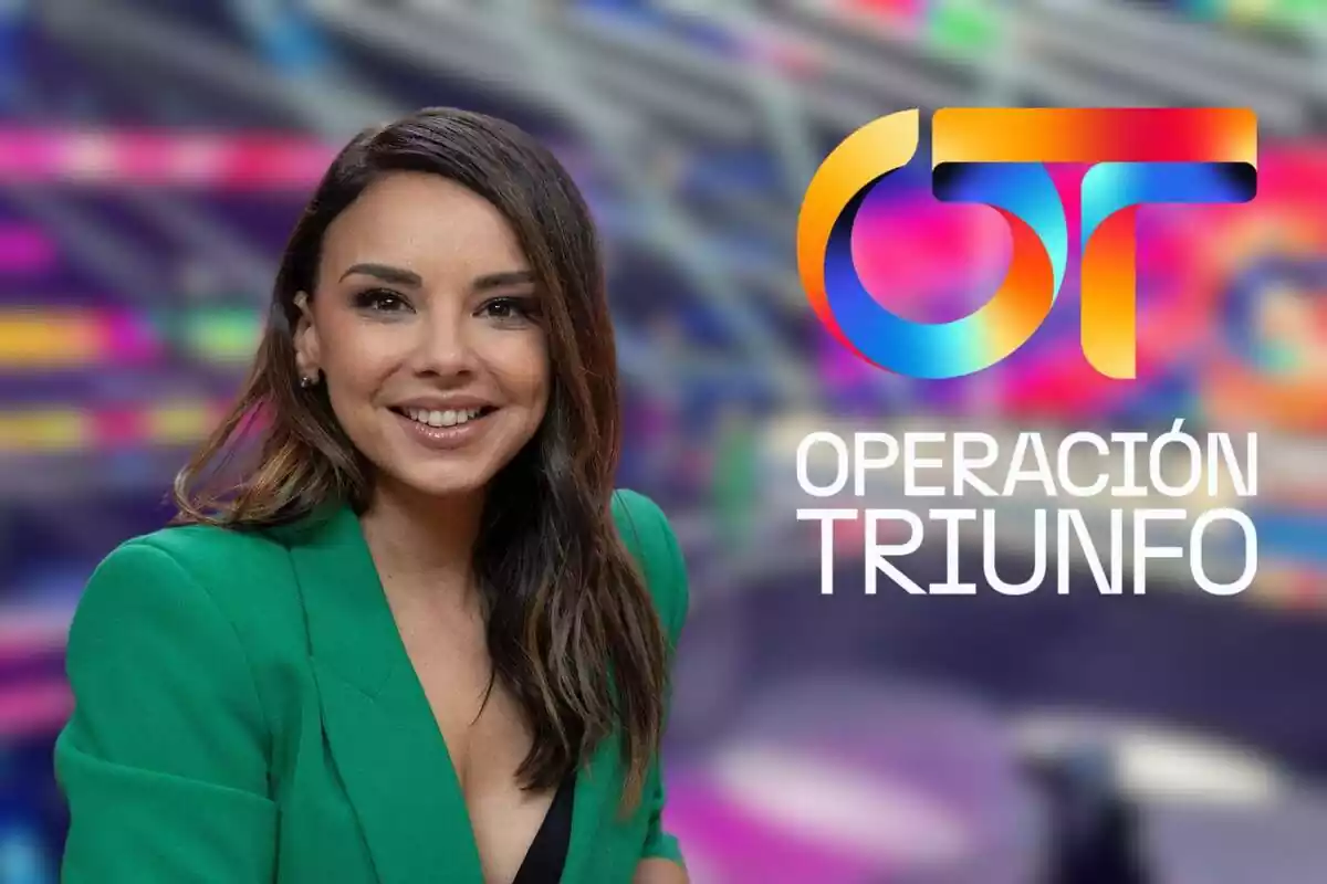 Montaje con el plató de 'Operación Triunfo' al fondo, Chenoa sonriendo con una blazer verde y el logo del programa