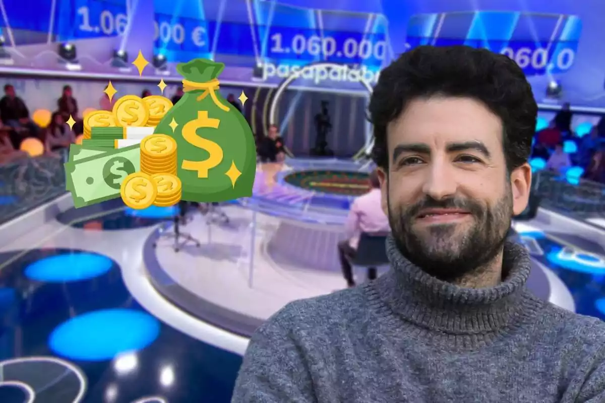 Montaje del plató de 'Pasapalabra' al fondo, Rafa Castaño sonriendo y un emoji de dinero