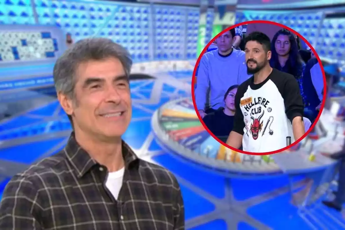 Montaje del plató de 'La Ruleta de la Suerte', Jorge Fernández sonriendo con una camisa de cuadros y el concursante Alejandro
