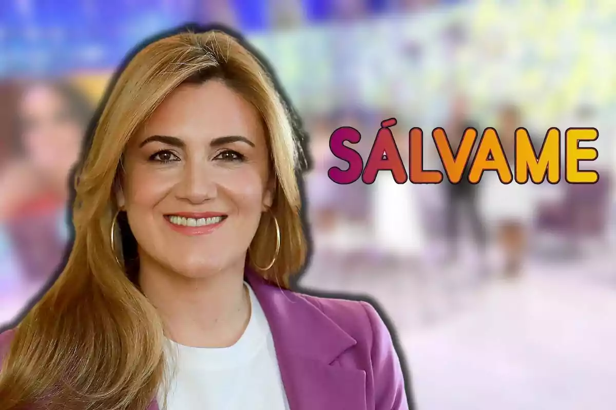 Carlota Corredera sonriente con cabello rubio y chaqueta morada aparece frente a un fondo borroso con el texto "Sálvame" en letras grandes y coloridas.