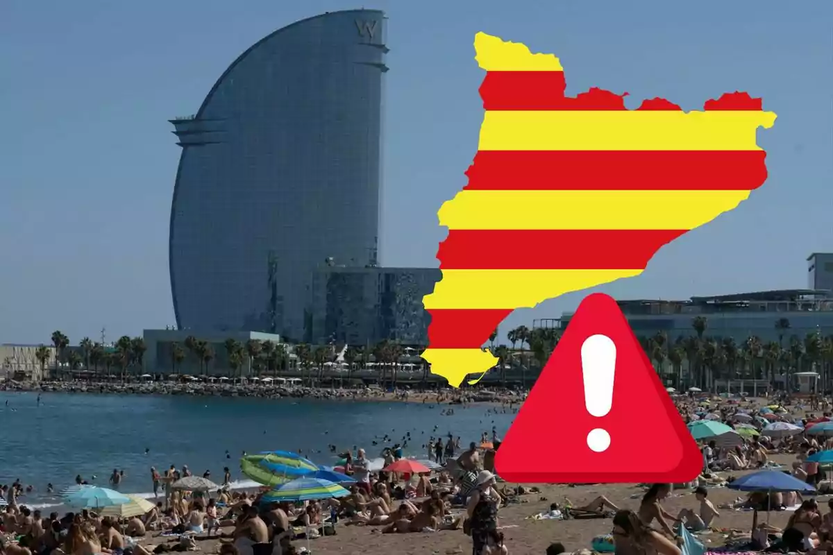 Playa concurrida con un edificio moderno de fondo y un mapa de Cataluña con un signo de exclamación.