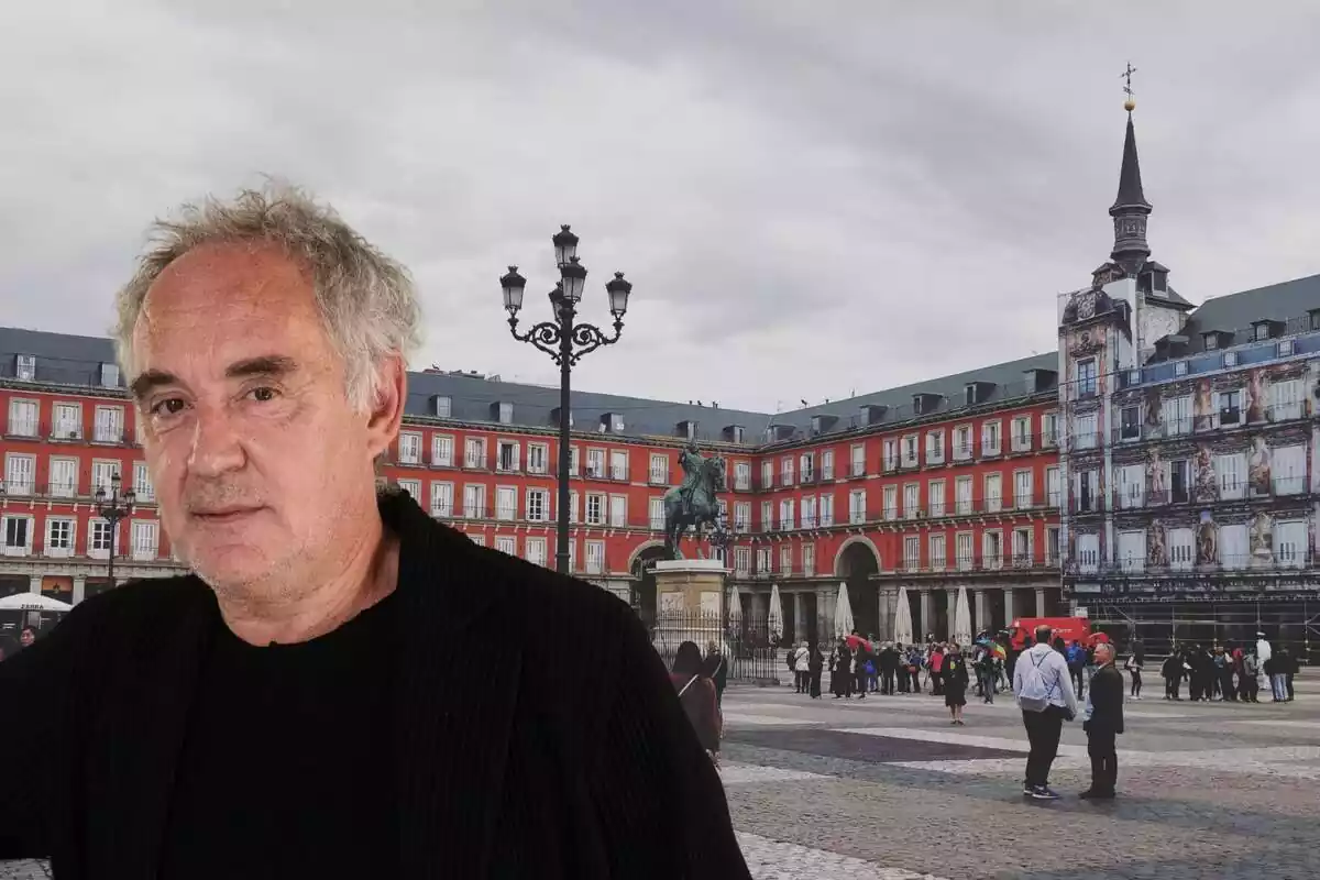 Montaje de la plaza Mayor de Madrid y Ferran Adrià con rostro neutro y vestido de negro
