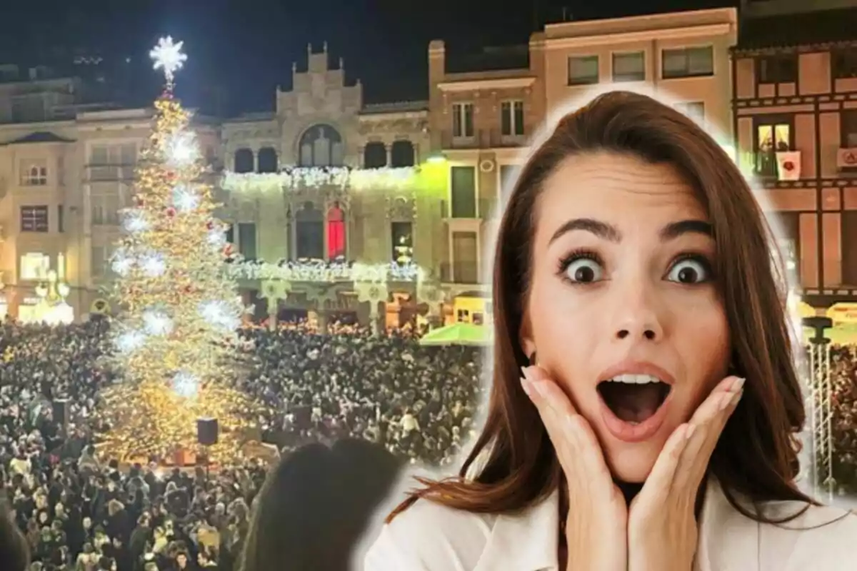 Una mujer con expresión de sorpresa en primer plano frente a una plaza llena de gente y un árbol de Navidad iluminado.