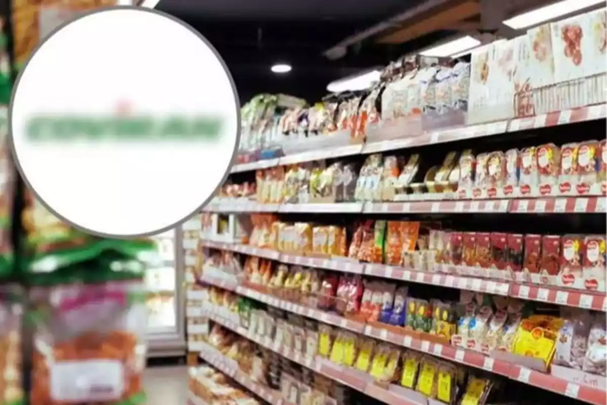 Estantería dentro de un supermercado llena de productos con un montaje de un círculo con una imagen difuminada