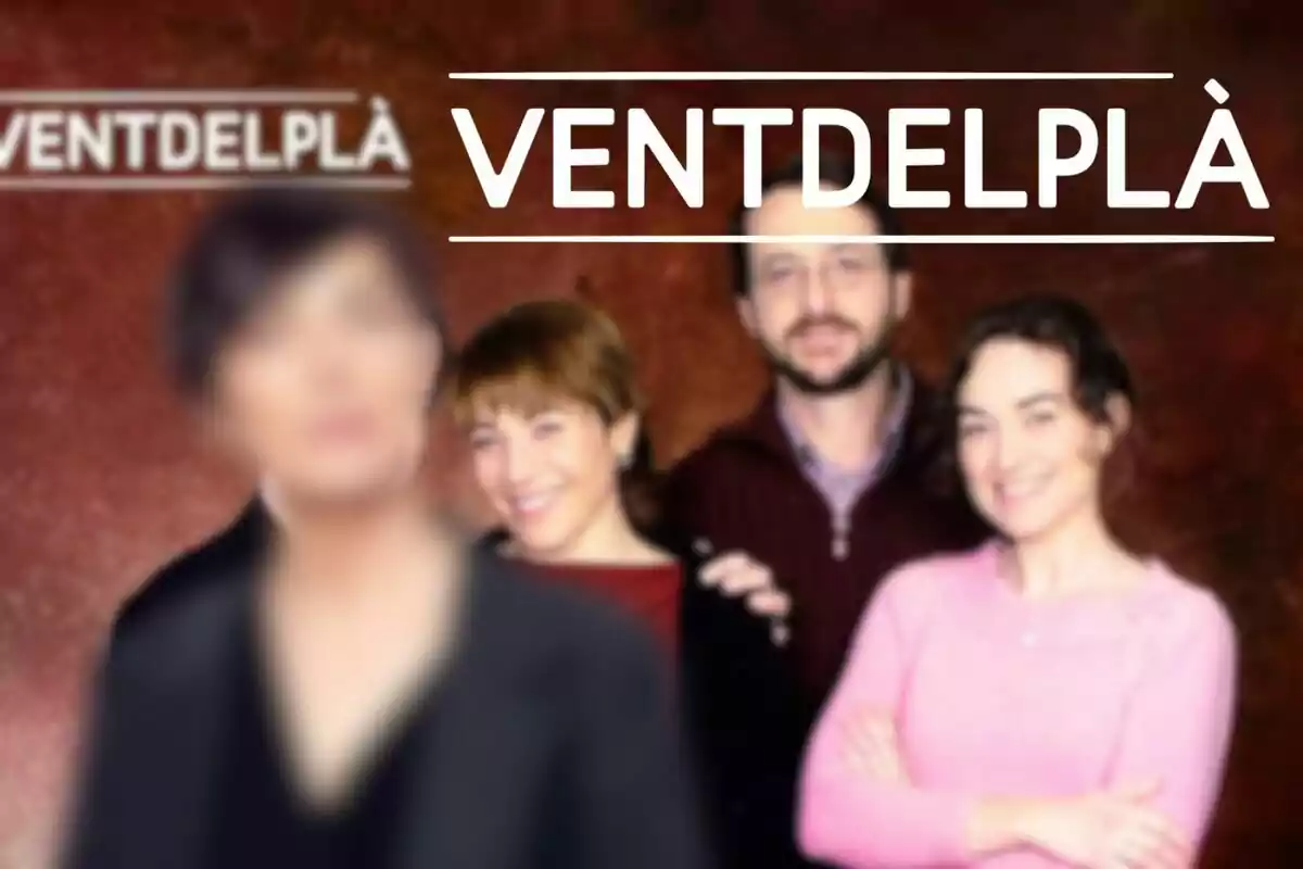 Montaja con la portada de 'Ventdelpla', Rosa Vila desenfocada y el logo de la serie