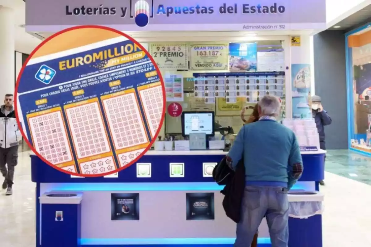 Un hombre de espaldas en una administración de lotería, y en el círculo un boleto del Euromillones
