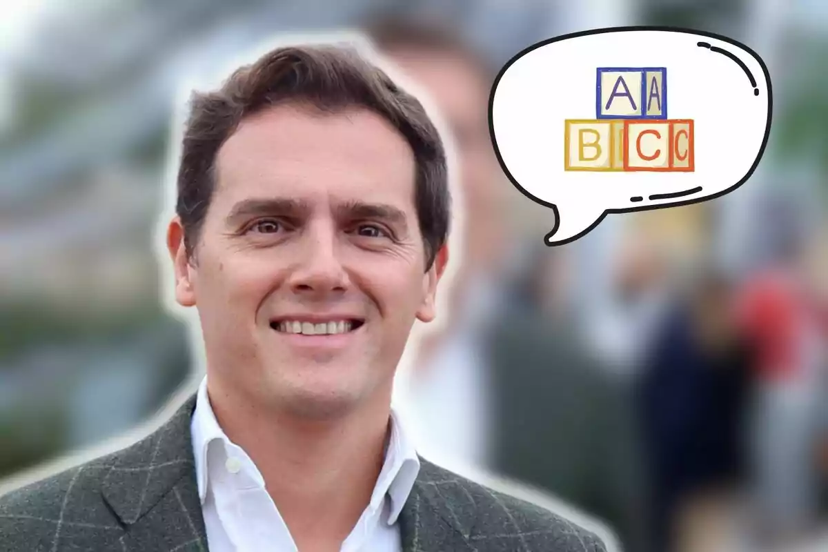 Albert Rivera sonriente con una burbuja de diálogo que contiene bloques de letras A, B y C.