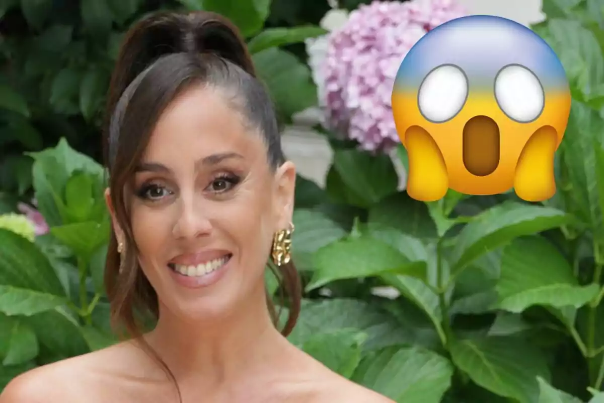 Anabel Pantoja sonriente con emoji de sorpresa sobre un fondo de plantas.