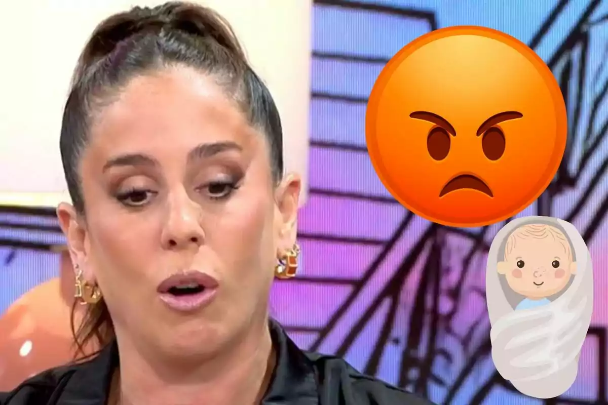 Anabel Pantoja con expresión seria en un programa de televisión con un emoji de cara enojada y un emoji de bebé.